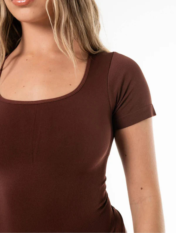 Body de cuello cuadrado con ajuste impecable