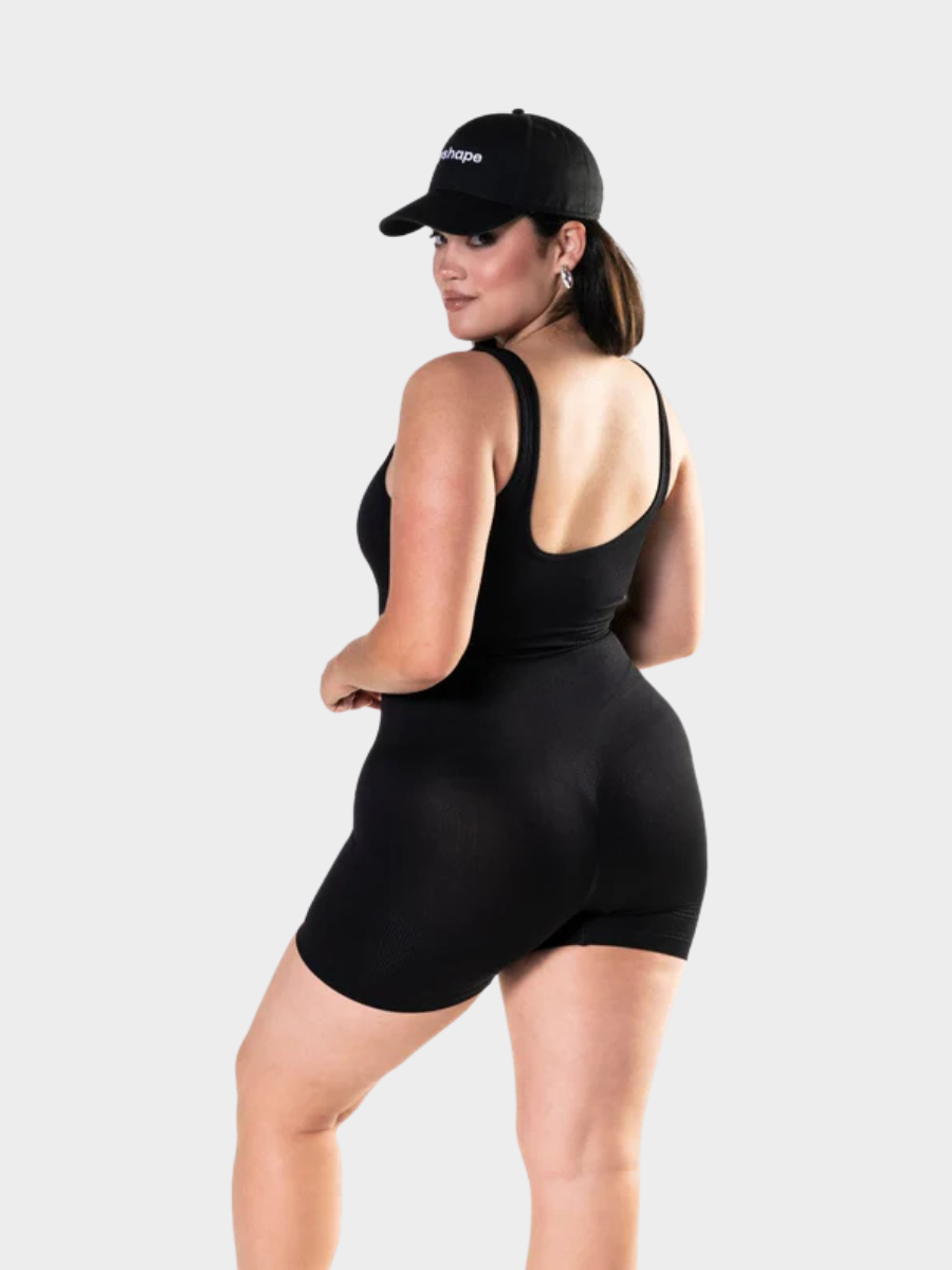 Elegante traje esculpido con cuello cuadrado