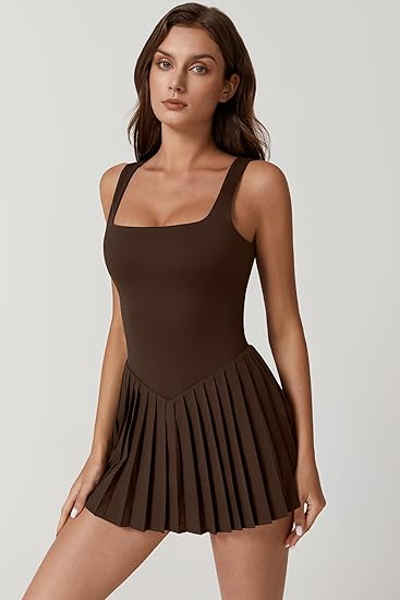Sleeveless sports skirt with internal pockets and shorts